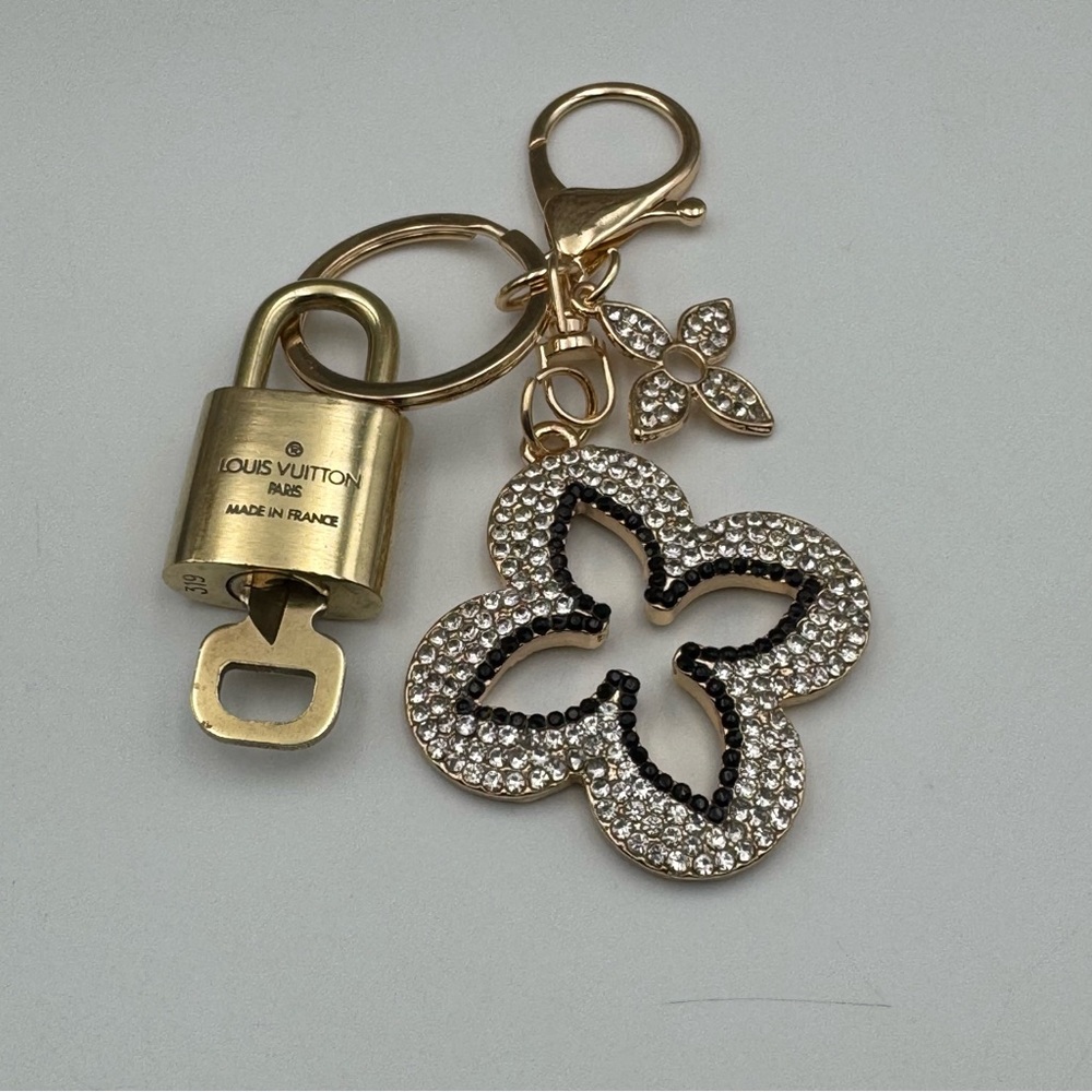 Authentic Louis Vuitton Lock & Key on Unbranded BagCharm Key Chain Black Crystal - Picture 2 of 4